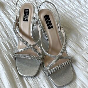 Woman’s JONES NEW YORK Asymmetrical strap stiletto dressy sandal size 8 silver